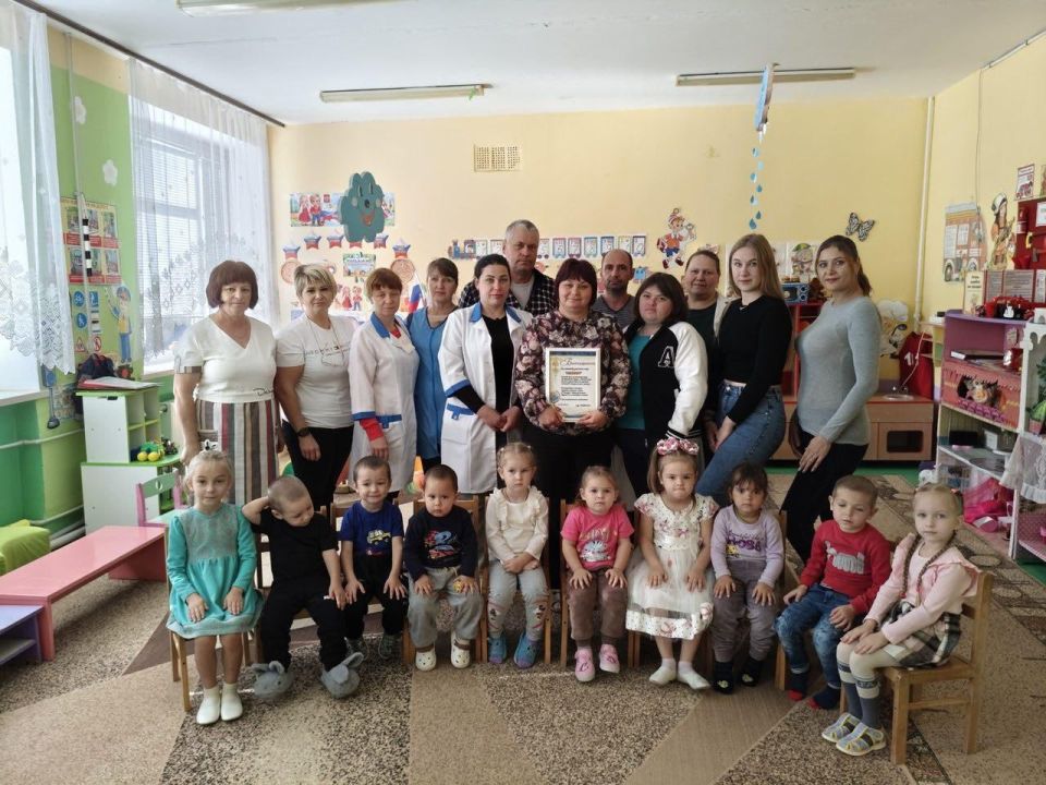 В селе Счастливое поздравили воспитателей и сотрудников детского сада «Солнышко»