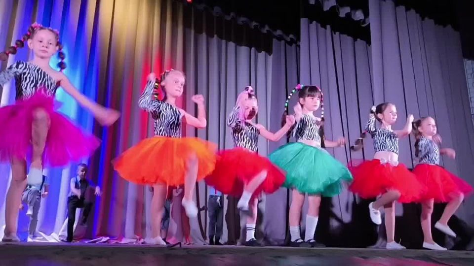 В селе Тарасовка Алешкинского округа прошел концерт «Одна страна, одна Россия!», посвященный Дню воссоединения исторических регионов с Россией