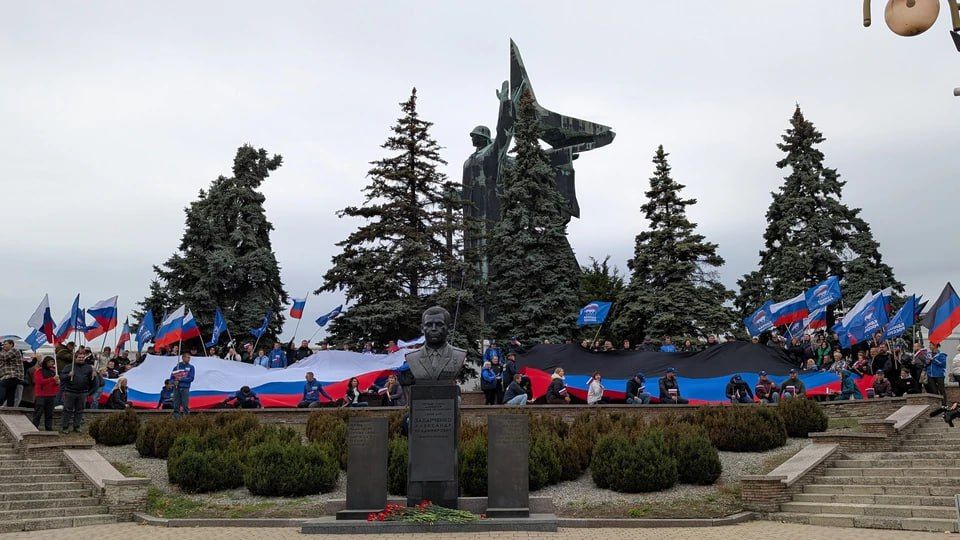 Скатерть единения и огромный триколор-путешественник: Донбасс и Новороссия отметили годовщину вхождения в состав РФ