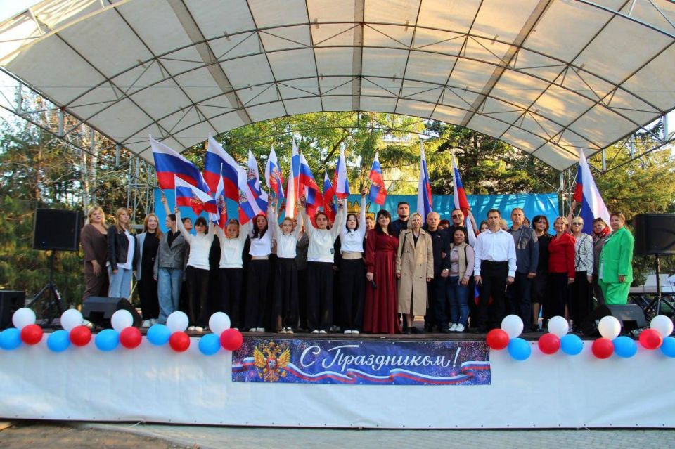 В пгт Чаплинка отметили День воссоединения новых регионов с Российской Федерацией