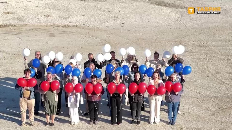 Более 50 сотрудников ТФОМС приняли участие во флешмобе ко Дню воссоединения Херсонской области с Россией