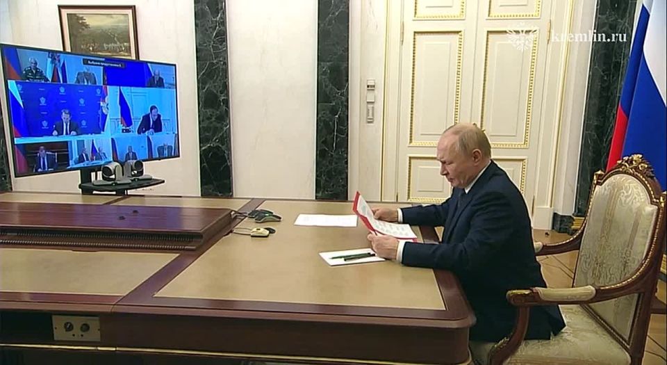 Президент России Владимир Путин обсудил с постоянными членами Совбеза повышение информационной безопасности