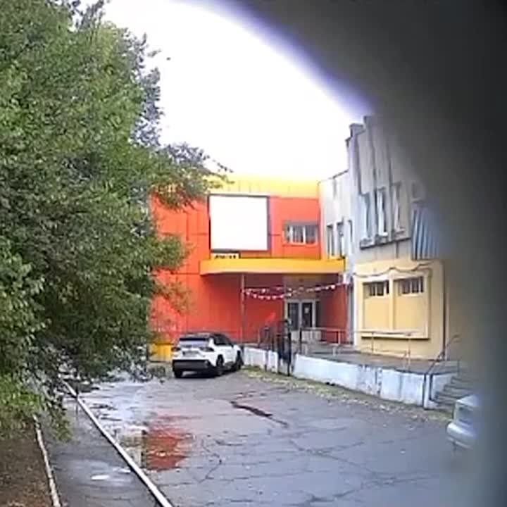 Момент удара "Бабой-ягой" по зданию в Новой Каховке