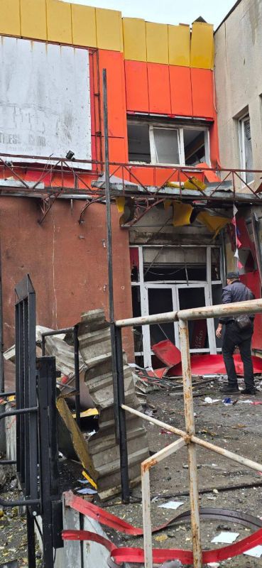 Многоквартирный дом поврежден в Новой Каховке в результате сброса боеприпаса с БПЛА