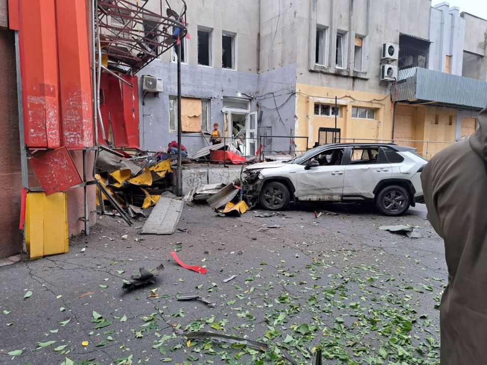 Глава Совета депутатов Новой Каховки Валерий Леонтьев тяжело ранен в результате атаки дрона укробоевиков, сообщил Губернатор Херсонсокой области Владимир Сальдо