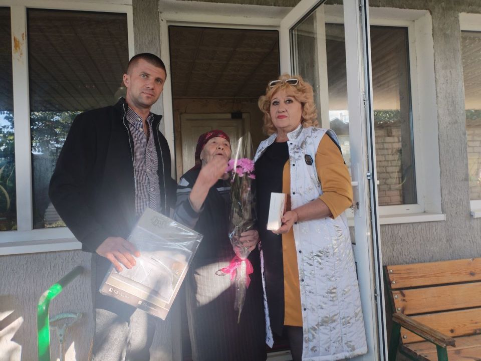 Александр Дудка: В Скадовске сотрудники Администрации Скадовского муниципального округа поздравили пожилых жителей с праздником, который напоминает о важности заботы, уважения и благодарности к старшему поколению