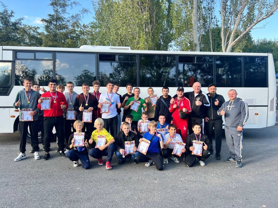 В это воскресенье мы отлично съездили в Новотроицк! Там проходил представительный турнир по боксу, приуроченный ко Дню воссоединения