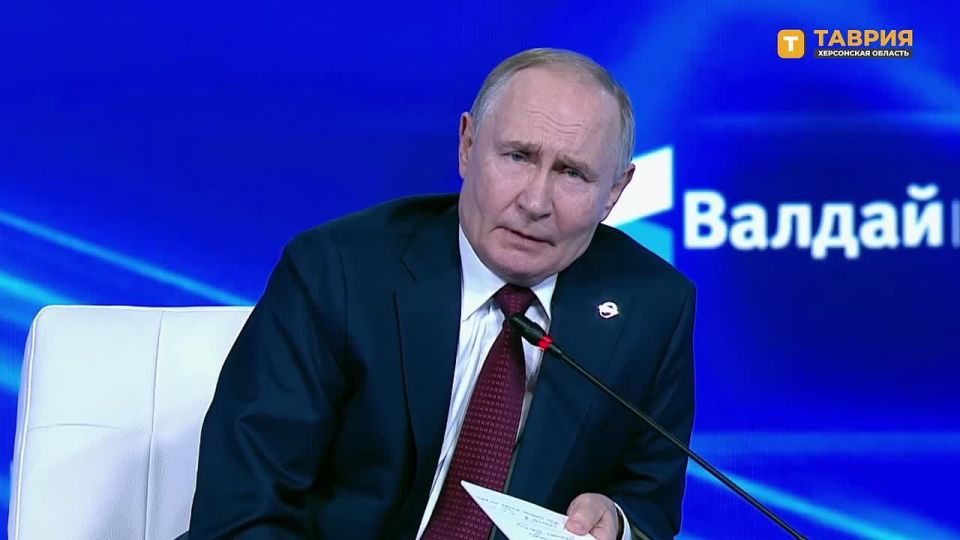 Евросоюз — мощный цивилизационный центр, но затухающий, заявил Владимир Путин