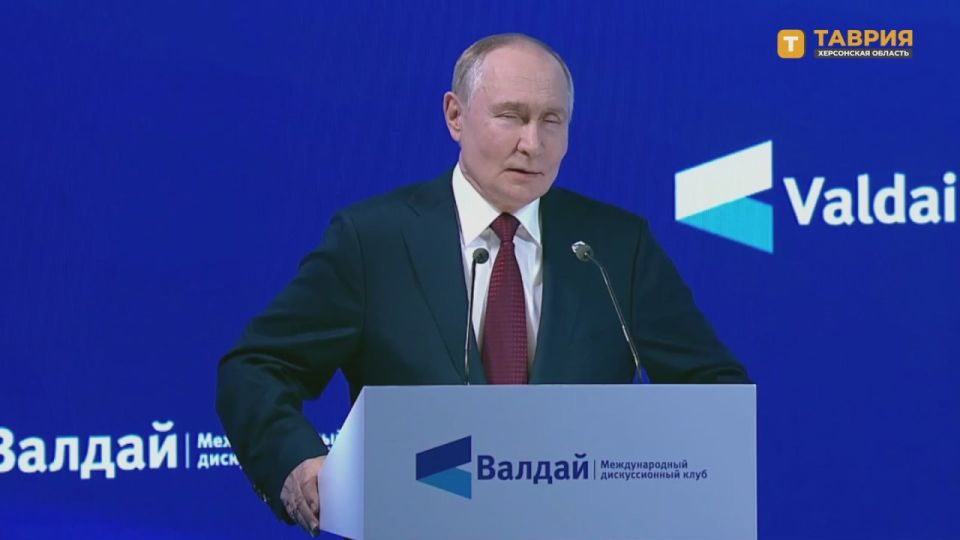 Все попытки предписывать другим странам, что им делать, закончились неудачей, подчеркнул Владимир Путин