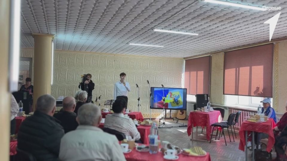 Активист Движения Первых спел на праздничном концерте в честь Дня пожилых людей