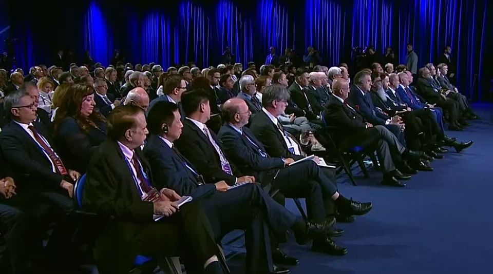 Путин: сторонникам западной гегемонии пора успокоиться и признать новые реалии