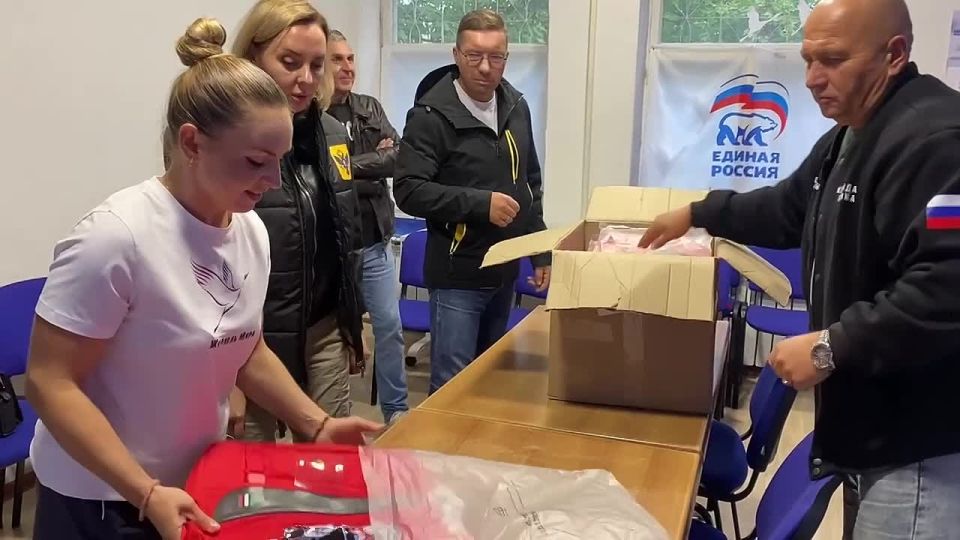 Волонтеры из Москвы передали канцелярию для школьников прифронтового округа при содействии «Единой России»