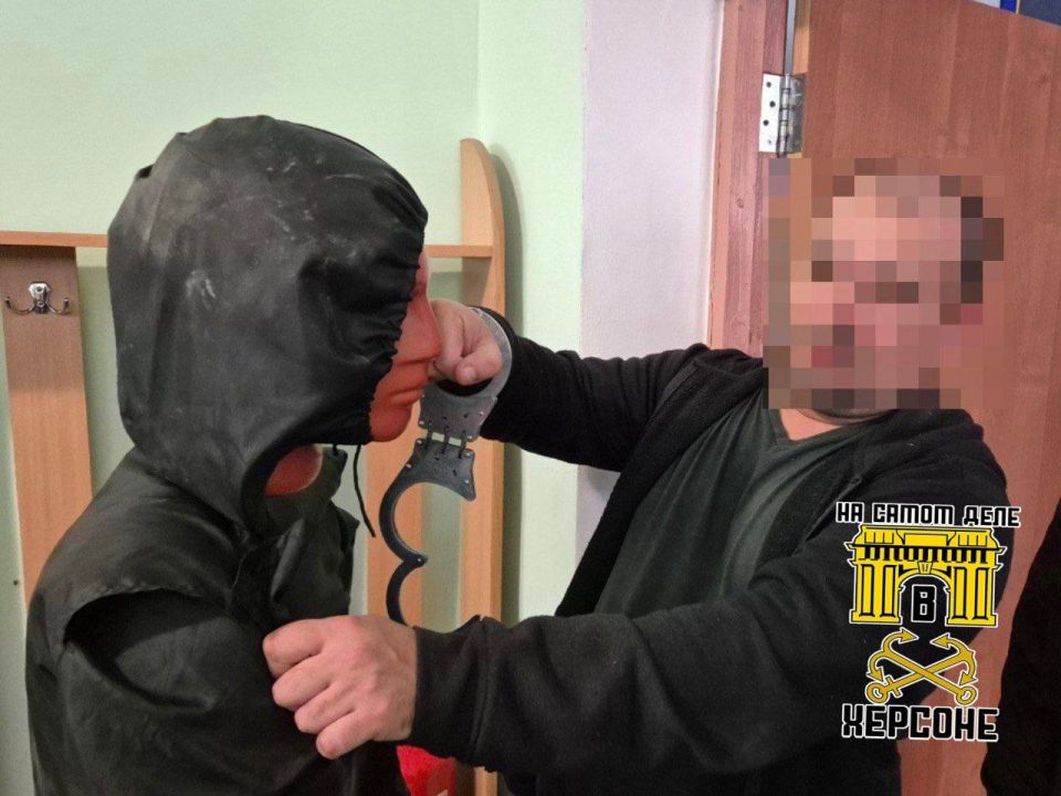 В Новой Каховке мужчина обвиняется в нанесении тяжких травм, повлекших смерть знакомого