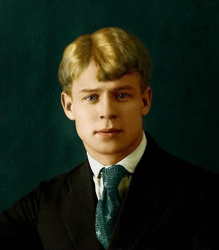 В Нижнесерогозской центральной библиотеке библиотекарь Галеева Кира провела поэтические чтения на тему : " творчество Александра Сергеевича Есенина"