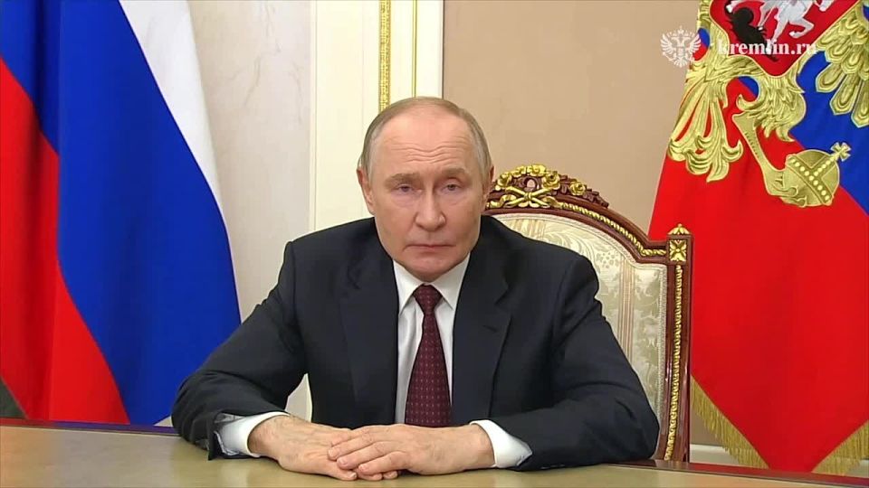 Президент России Владимир Путин поздравил с Днём учителя всех педагогов страны