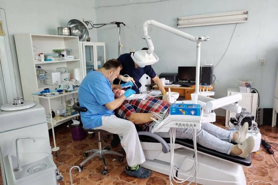 Как волонтеры в белых халатах помогают жителям у линии СВО