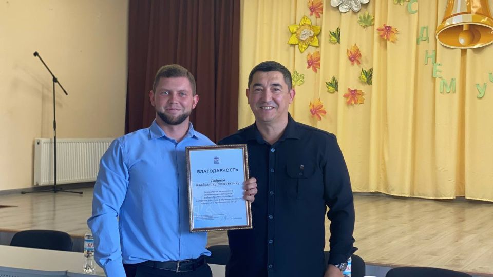 Энвер Абдураимов: Ко Дню учителя в Каланчакской школе «Единая Россия» организовала приём граждан и поздравила учителей