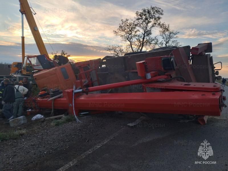 Спасатели МЧС ликвидировали последствия ДТП в Чаплинке