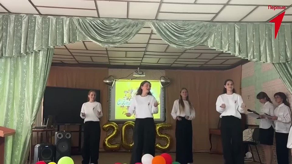 Первые Григорьевской школы поздравили педагогов с Днем учителя