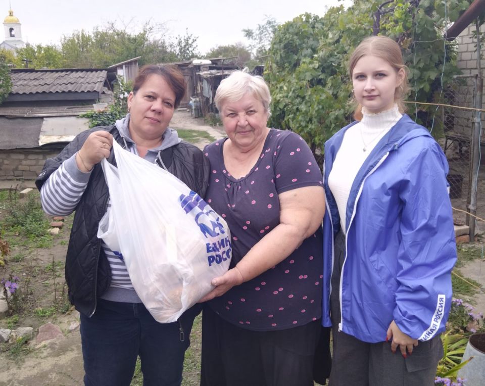 В честь дня рождения нашего Президента, по инициативе главы округа и секретаря местного отделения партии «Единая Россия» Ольги Барановской, активисты партии «Единая Россия» приняли участие в марафоне добрых дел "Добрые дела...