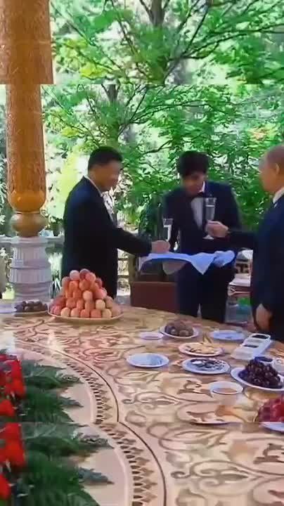 Президент России Владимир Путин продолжает получать поздравления с днём рождения от зарубежных коллег