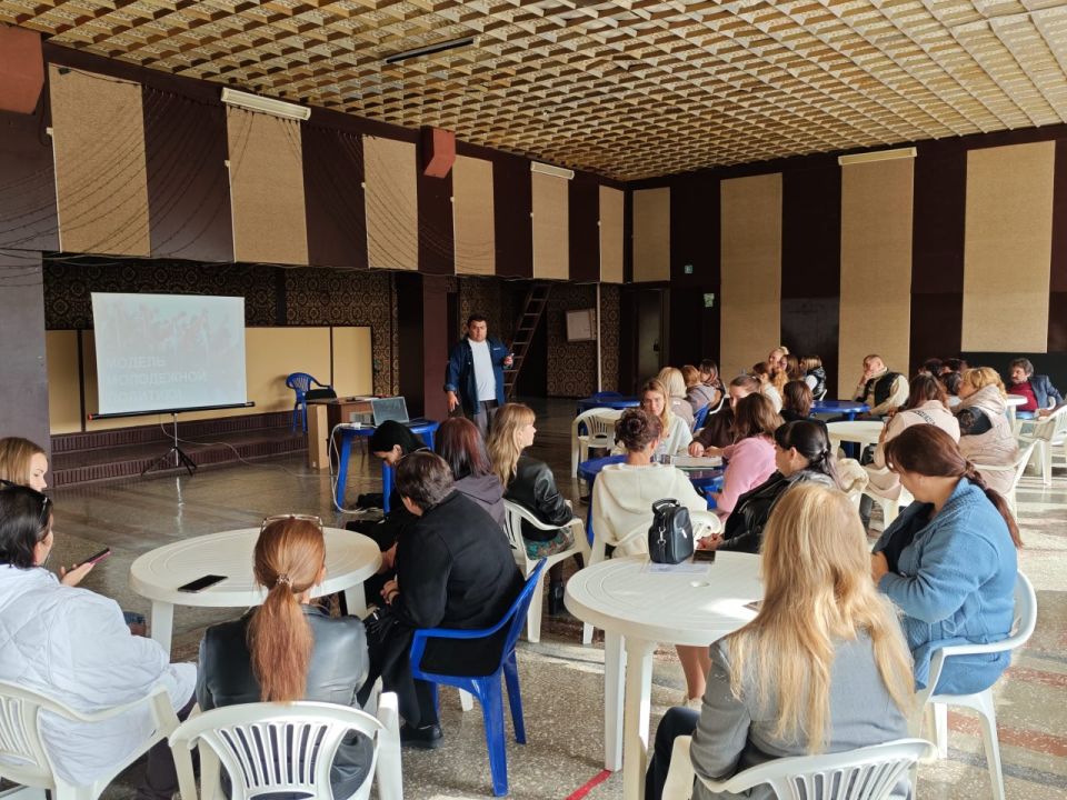 Сегодня в пгт. Новотроицкое состоялся семинар с представителем молодежного центра «Патриот»