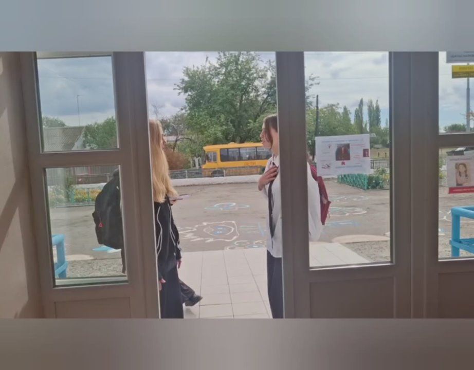 «День вежливых людей»: ученики Таврийской школы креативно отметили неофициальный праздник