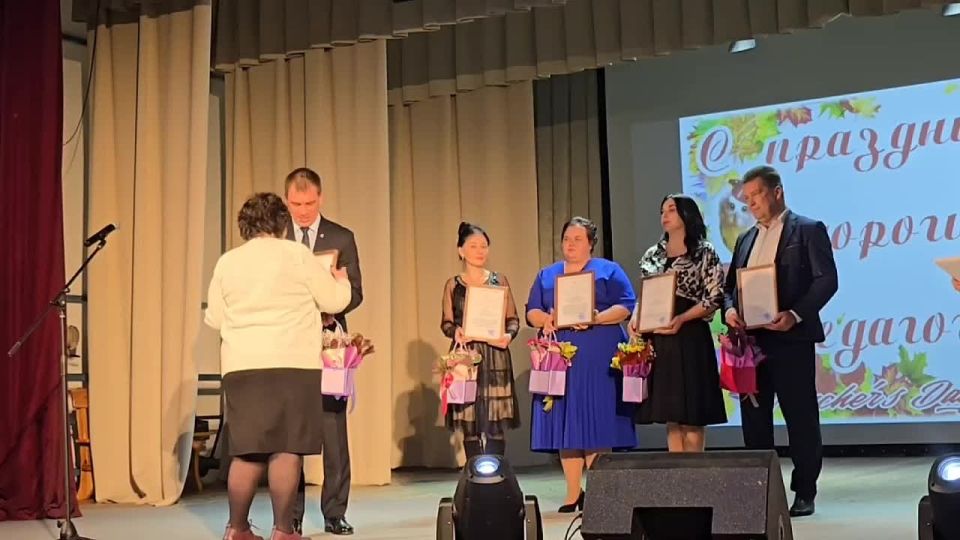 Рамиль Замалетдинов: Сегодня в центре культуры и досуга в городе Геническ чествовали педагогов, работников дошкольного и дополнительного образования Херсонской области