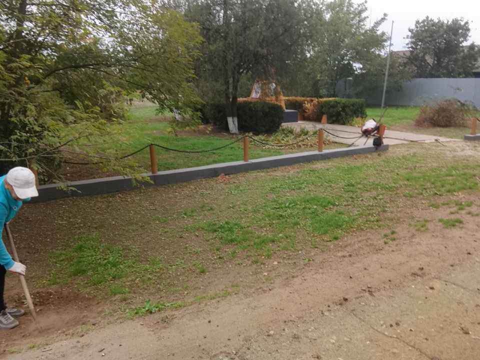 Александр Дудка: В Николаевке провели уборку памятника советским воинам