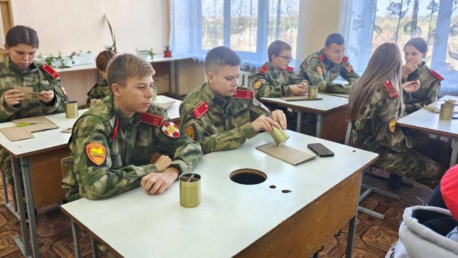 В школах Новотроицкого округа Херсонской области школьники делали окопные свечи на мастер-классах