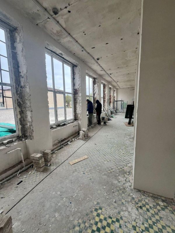 Адыгея продолжает капитальный ремонт второго крыла Вольновской школы в Херсонской области