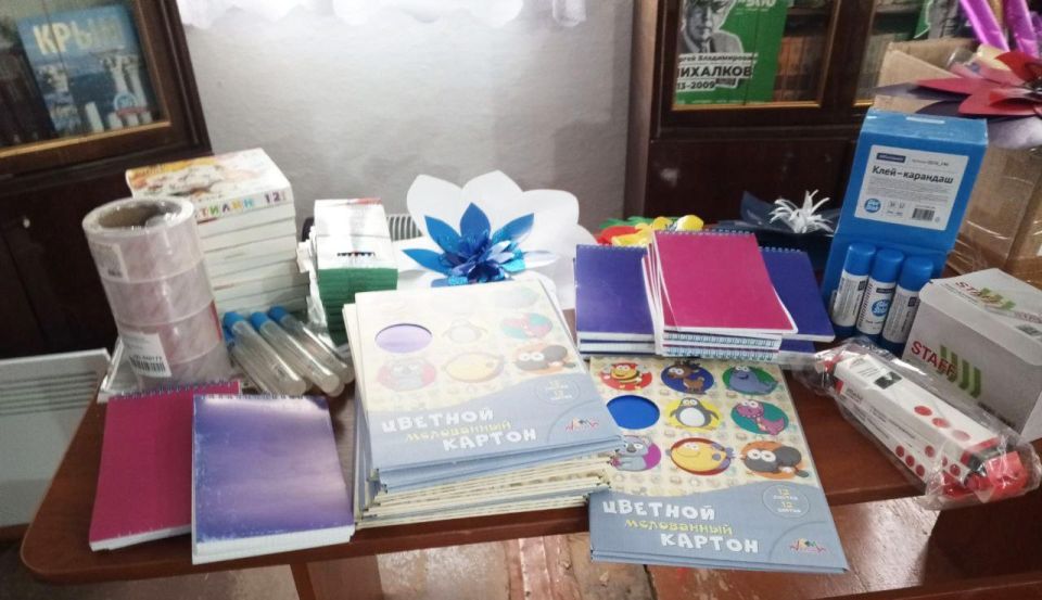 Мордовия передала канцтовары для библиотеки Каланчакской школы