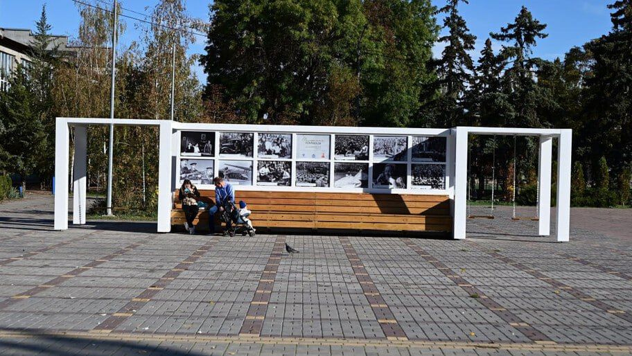 В Скадовске открылась выставка «Площадь театральная»