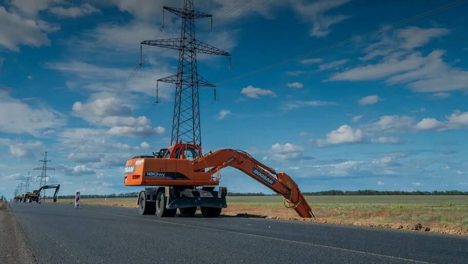 В Херсонской области спецы из "Автодора" подходят к концу с масштабным обновлением отрезка трассы Новая Каховка – Геническ, длиной больше 35 километров