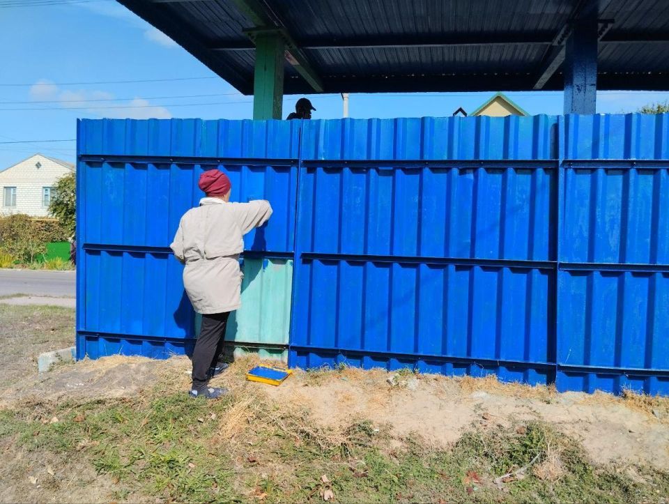 Сотрудники МБУ «Джарылгач» провели покраску остановки в Скадовске