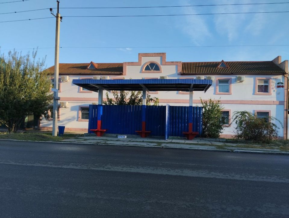 Александр Дудка: Сотрудники МБУ «Джарылгач» провели покраску остановки в Скадовске