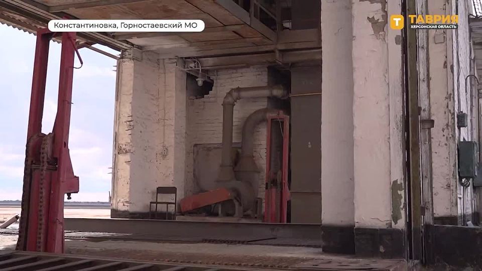 Крупнейший в регионе Братолюбовский элеватор в Горностаевском округе может единовременно хранить до 163 тысяч тонн зерновых и масличных культур, сообщают корреспонденты «Таврии», которые побывали на зернохранилище