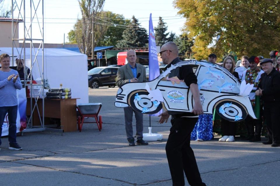 Бати зажгли по полной: отцы Херсонщины «прокачали» садовые тачки, тягали пудовые гири и поделились рецептами мужских блюд