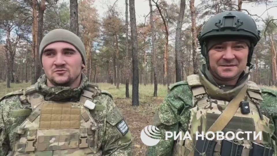 Отец и сын Братченко, служащие вместе минометчиками в зоне СВО на каховском направлении, с передовых позиций под Бериславом в беседе с РИА Новости поздравили с Днем отца всех отцов и сыновей России