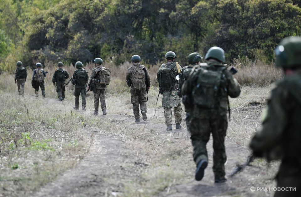 Служащие вместе на СВО отец и сын поздравили россиян с Днем отца