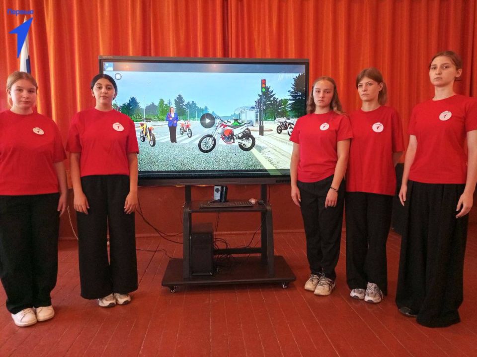 Первые Чаплинской школы напомнили о важности безопасности на дороге