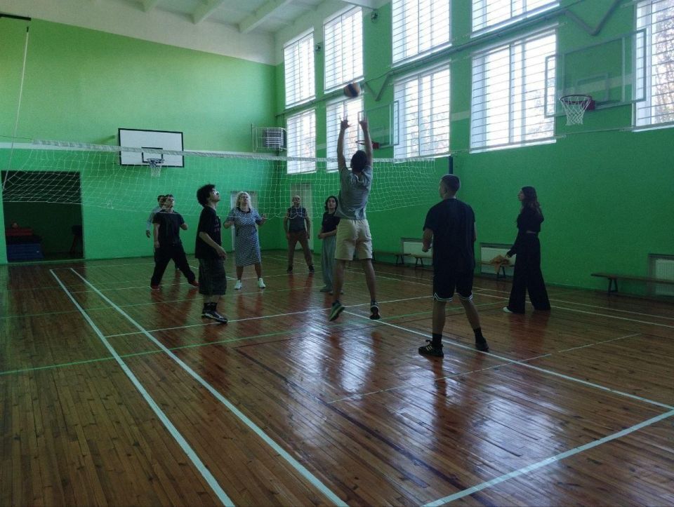 В Лазурненской школе прошел товарищеский матч по волейболу