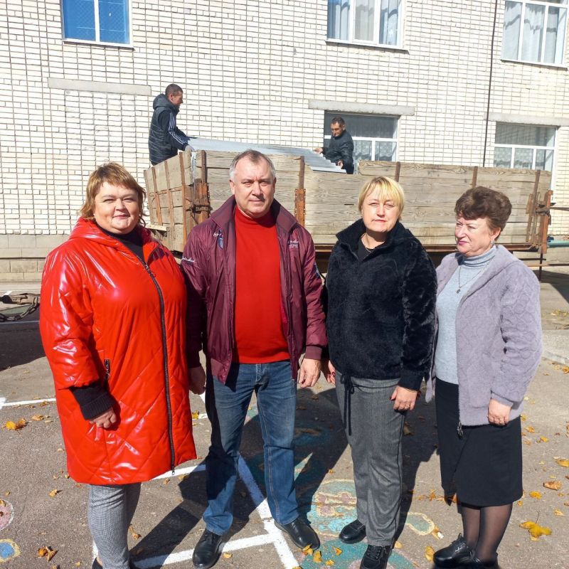 Депутат Виталий Сметанин оказал помощь Новокиевской школе в ремонте крыши