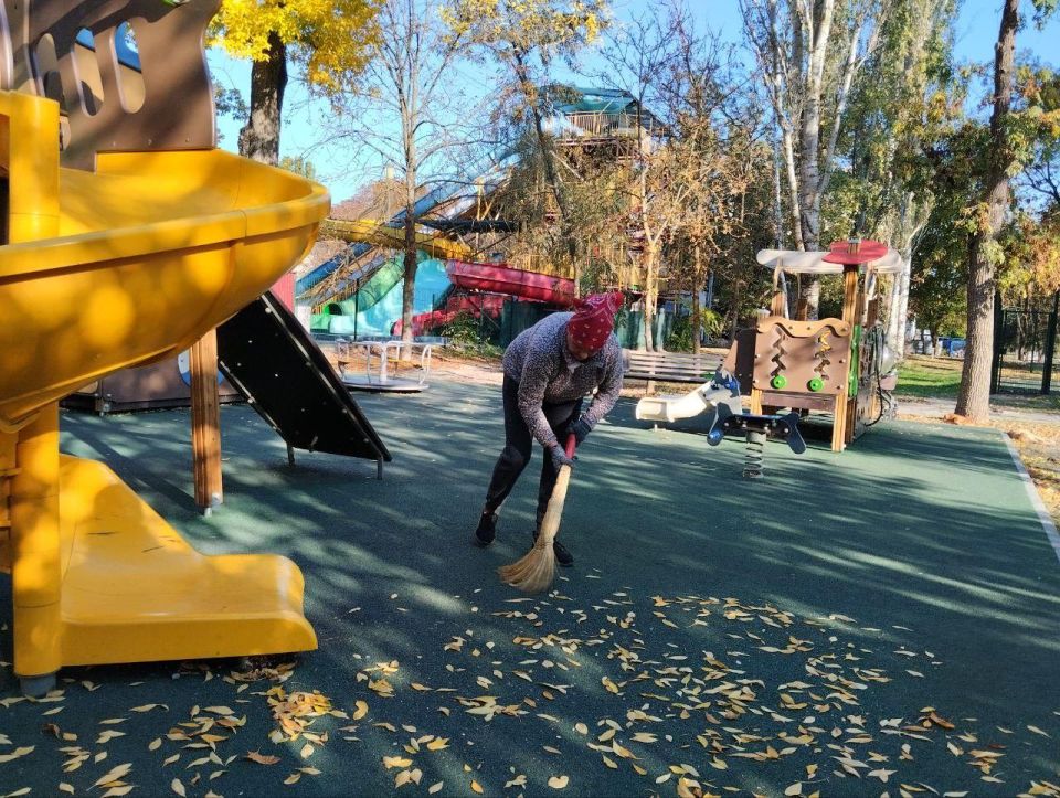 Сотрудники МБУ «Джарылгач» провели плановую уборку детских площадок в Скадовске