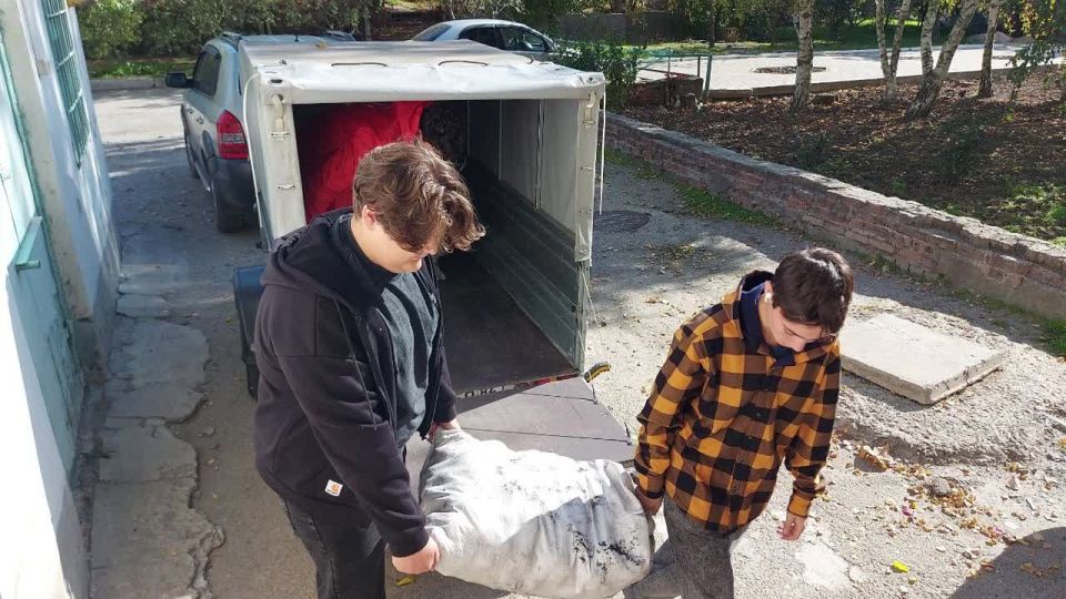 В рамках гуманитарного конвоя ЦК КПРФ представители Херсонского регионального отделения партии передали продуктовые наборы в Генический техникум сферы обслуживания