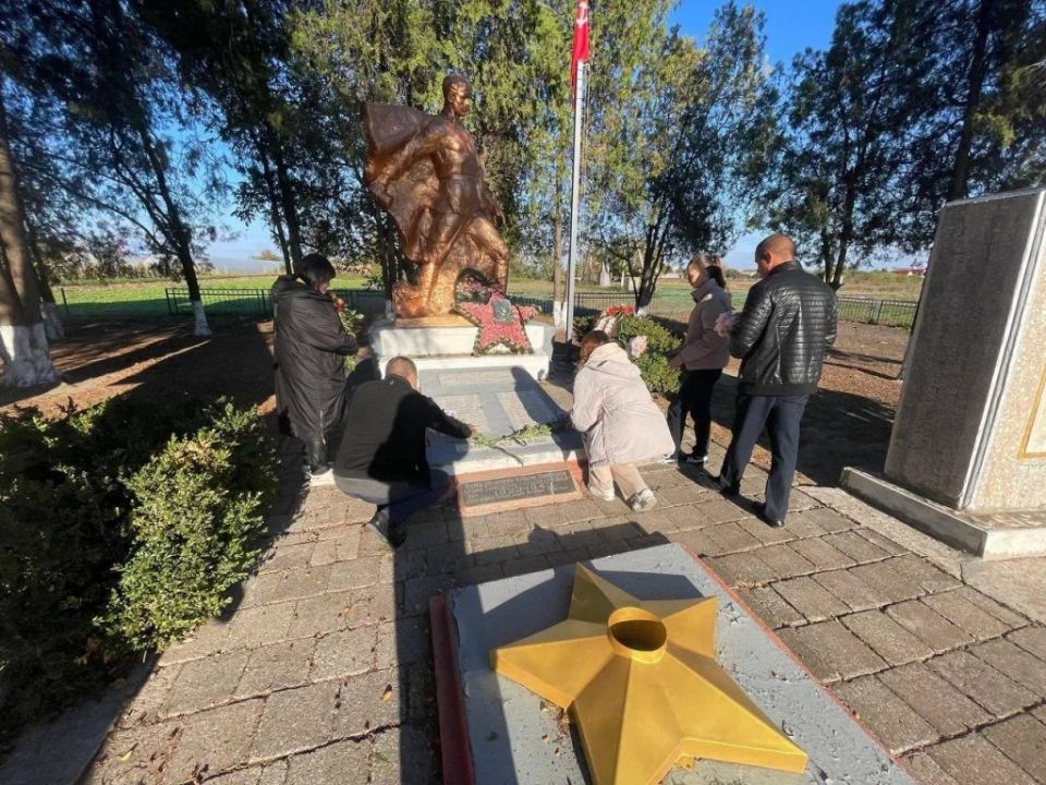 Всероссийская акция памяти павших воинов России «Дни белых журавлей» состоялась в Алешкинском округе