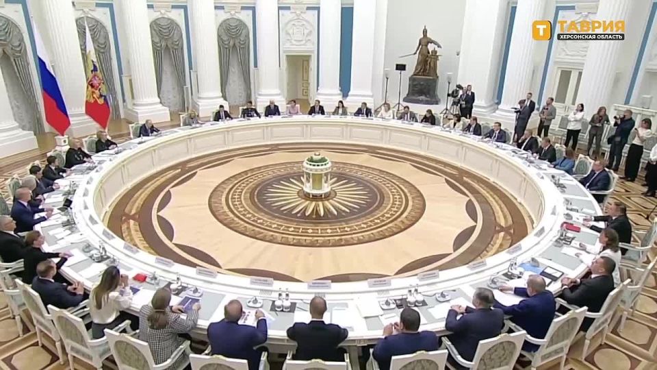 Владимир Путин: "Государство сделает все, чтобы рождение детей улучшало, а не ухудшало качество жизни семьи"