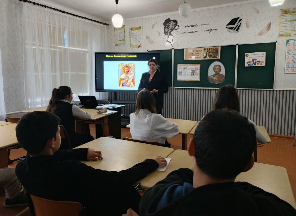 Урок истории и патриотизма: в Таврийской школе прошла «Душевная встреча», посвященная Александру Невскому