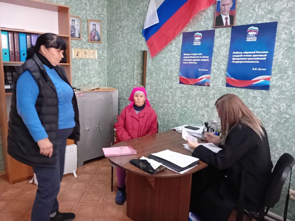 Пенсионерам Дудчинского территориального отдела продолжают помогать в оформлении банковских карт