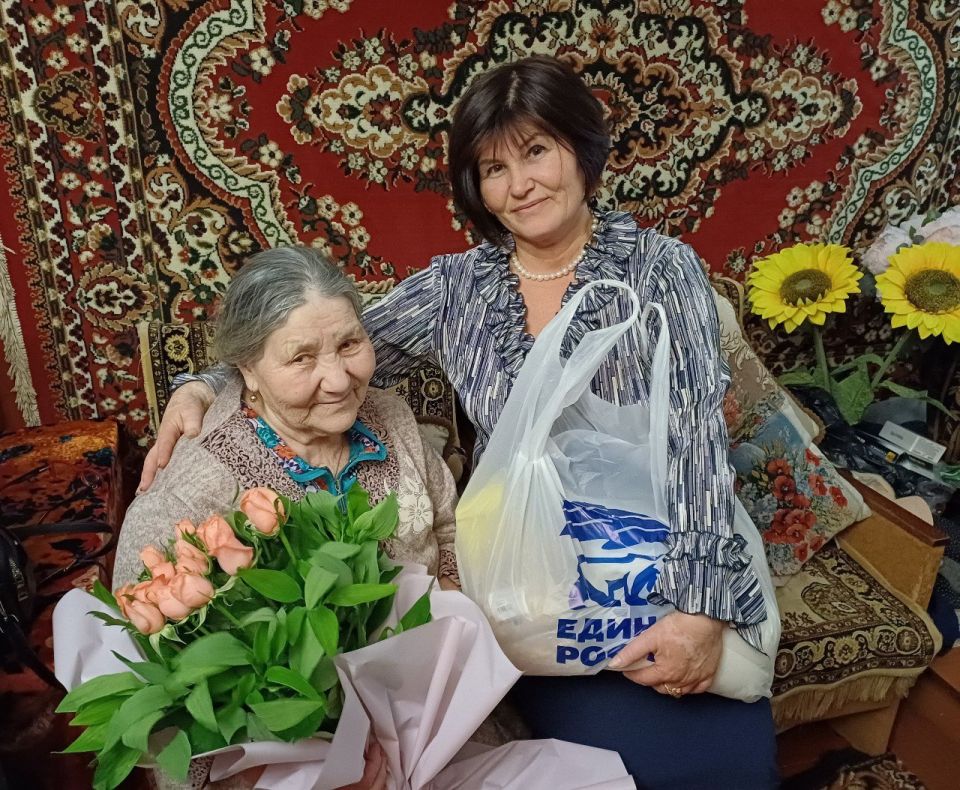 Администрация Чернянского территориального отдела поздравила с Днём рождения жительницу почтенного возраста